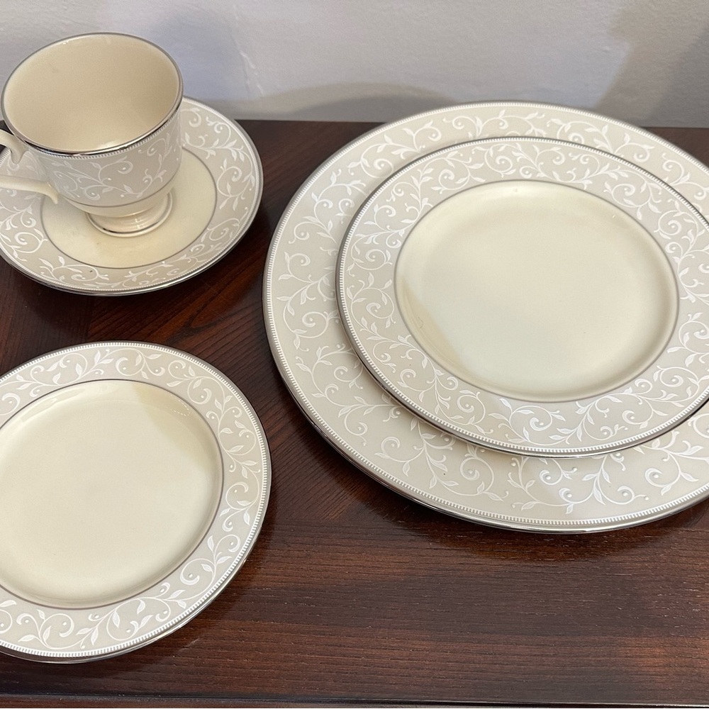 LENOX OPAL INNOCENCE 5pc DINNERWARE